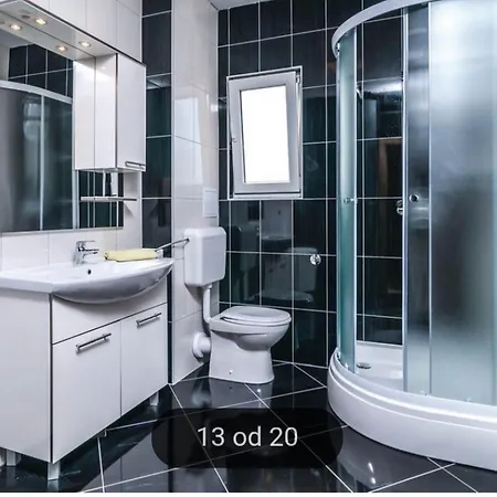 Apartament Tomi St - Two Bedroom With Balcony A3