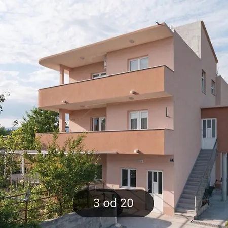 Apartament Tomi St - Two Bedroom With Balcony A3 *